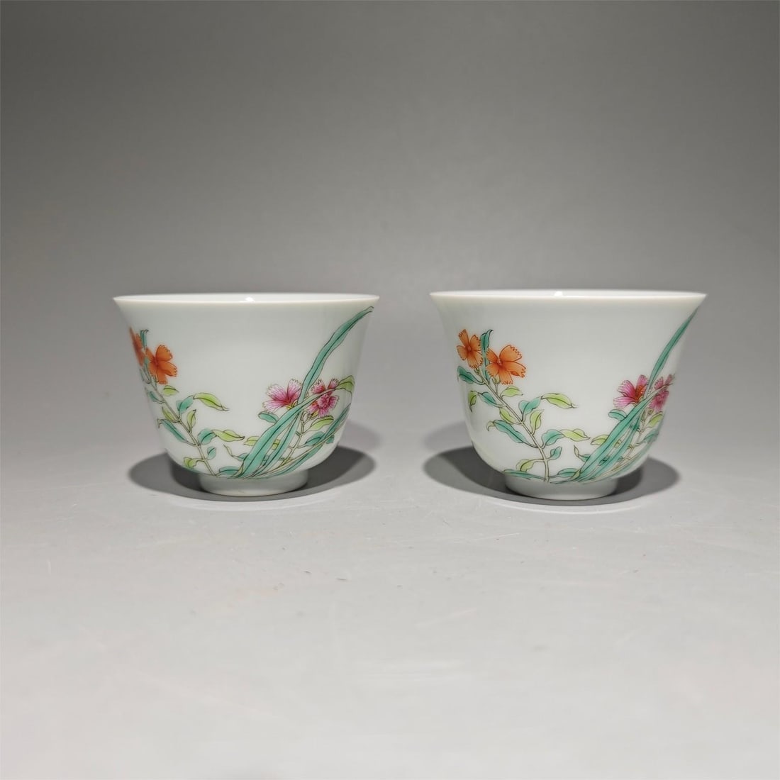 A pastel daylily pattern cup made in the Yongzheng era of the Qing Dynasty: Pastel daylily pattern cup made in the Yongzheng year of the Qing Dynasty SIZE: H:5cm mouth D:7cm (The Dimensions Of All Batches Are Manually Measured.If You Need More Detailed Information, Please Con