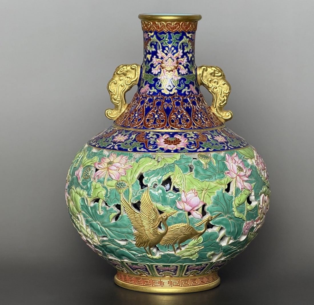 A piece made in the Qianlong era, sapphire blue ground entwined lotus, Ruifu dragon carved pattern,: Qianlong year sapphire blue ground entwined lotus Ruifu dragon carving pattern edge lotus flower and bird hollow inner blue and white entwined lotus pattern gold-painted amphora lotus flower (lotus) i