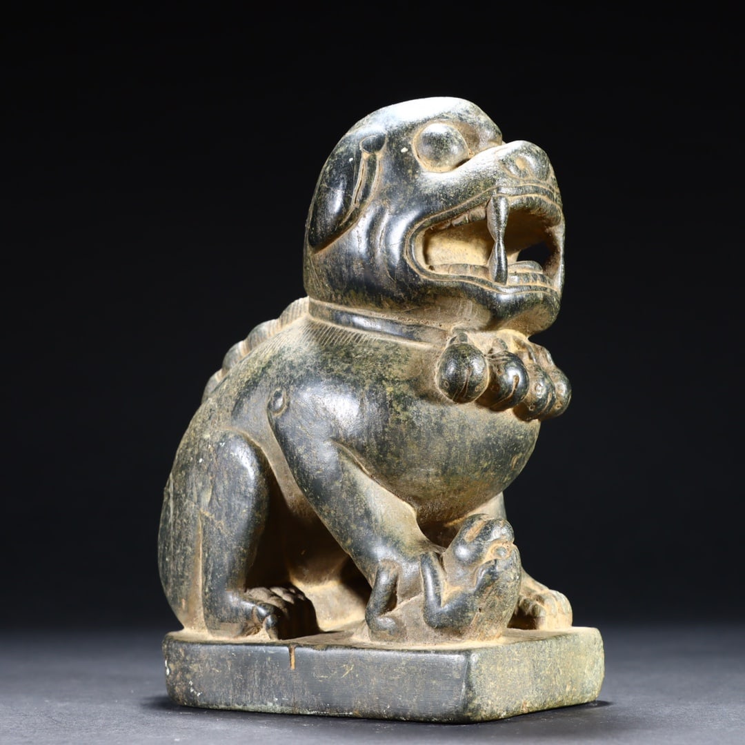A desk stone lion from the Qing Dynasty (1 of 9)