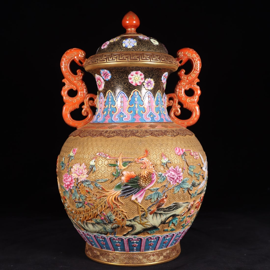 A Qing Dynasty Qianlong pastel gold ground carved Hundred Birds and Phoenix Amphora jar: Qing Dynasty Qianlong pastel gold ground carved Hundred Birds Chaofeng Amphora [Details] This is a Qing Qianlong pastel gold ground carved Hundred Birds Chaofeng Amphora jar, 34 cm high, 9.9 cm in dia