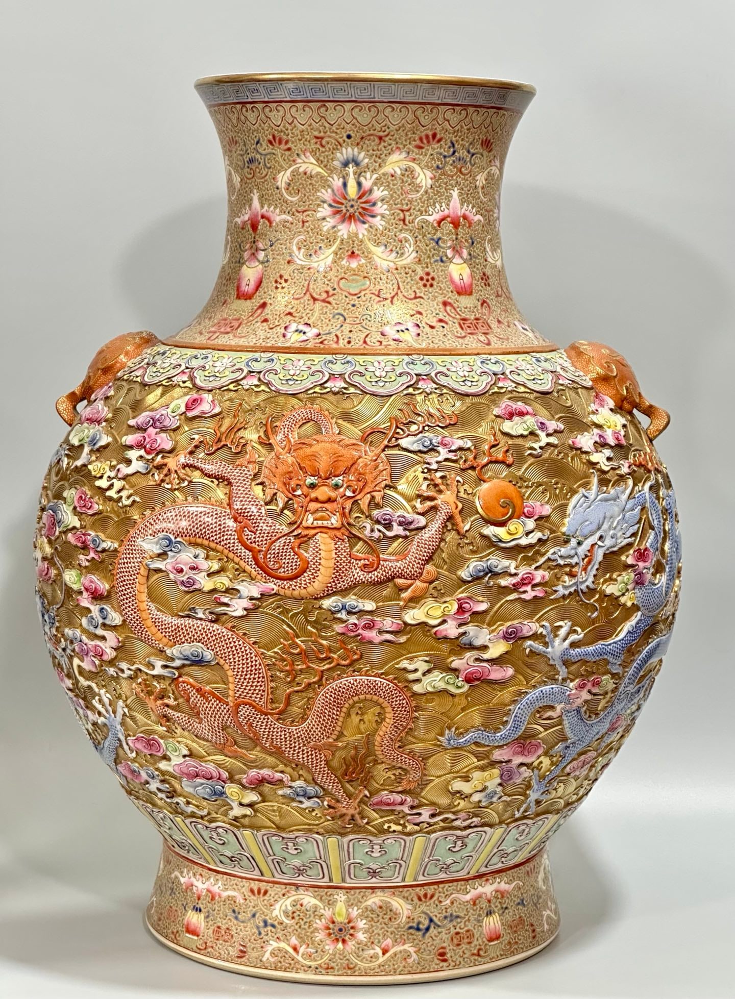 A Qing Qinglong enamel colored gold carved seawater auspicious cloud dragon pattern amphora: Qing Qianlong enamel colored gold ground carved seawater auspicious cloud dragon pattern amphora SIZE: H:53.5cm Belly D:38cm (The Dimensions Of All Batches Are Manually Measured.If You Need More Detai