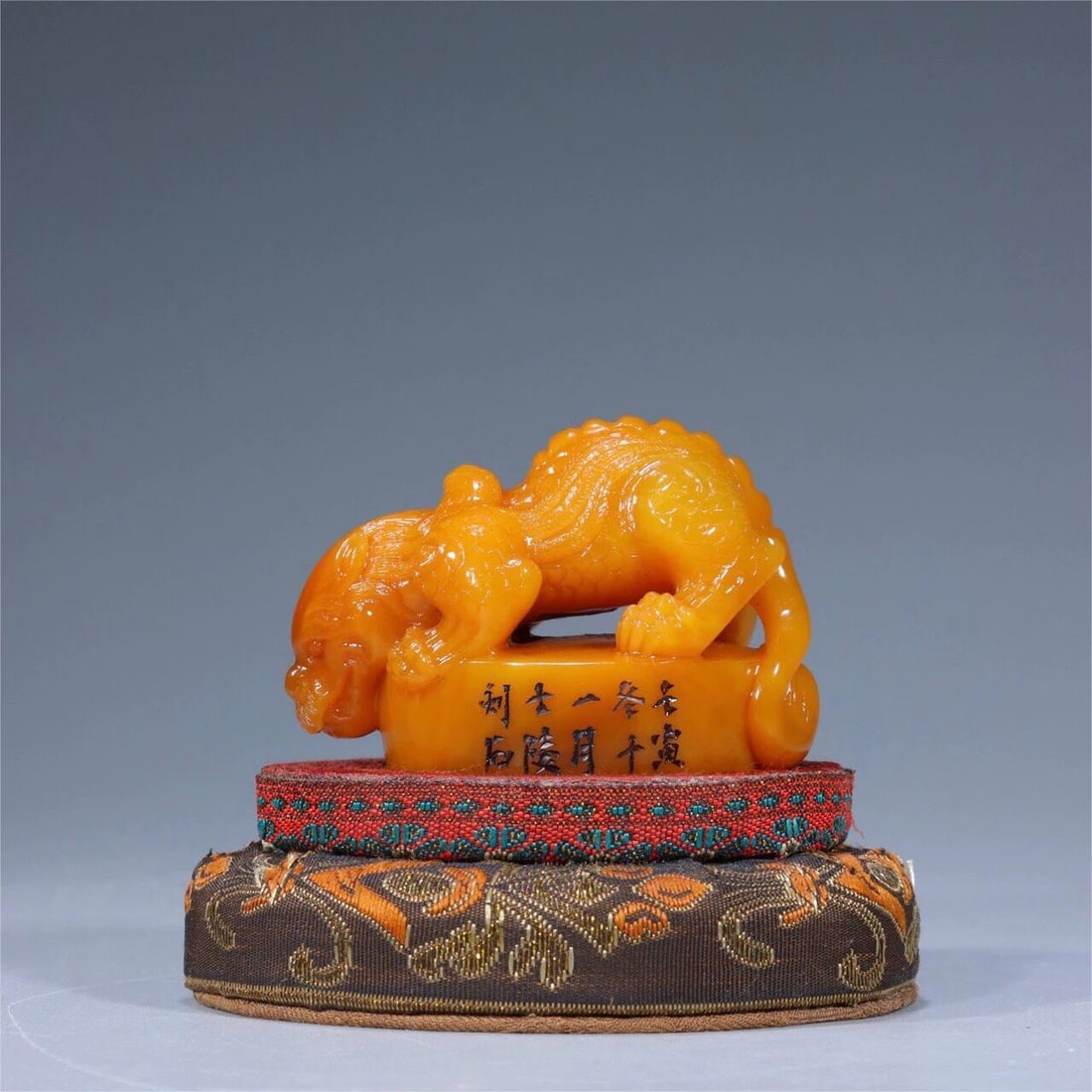 A beautiful chicken oil Huang Tian Huang Shiling dragon tiger button seal: Exquisite chanterelle Huangtian Huang Shiling model dragon tiger button seal SIZE: H:4.5cm L:6.5cm W:4.5cm W:152.5g (The Dimensions Of All Batches Are Manually Measured.If You Need More Detailed Infor