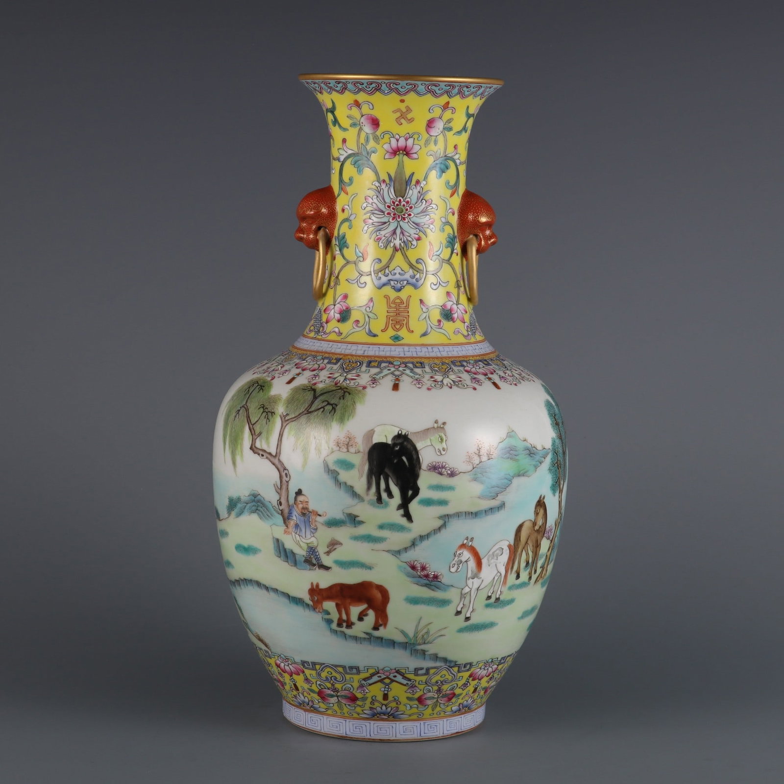 A pastel horse picture amphora made in the Qianlong period of the Qing Dynasty: Qing Qianlong year pastel set horse picture amphora appreciation bottle SIZE: H:31cm Mouth D:9.5cm (The Dimensions Of All Batches Are Manually Measured.If You Need More Detailed Information, Please Co