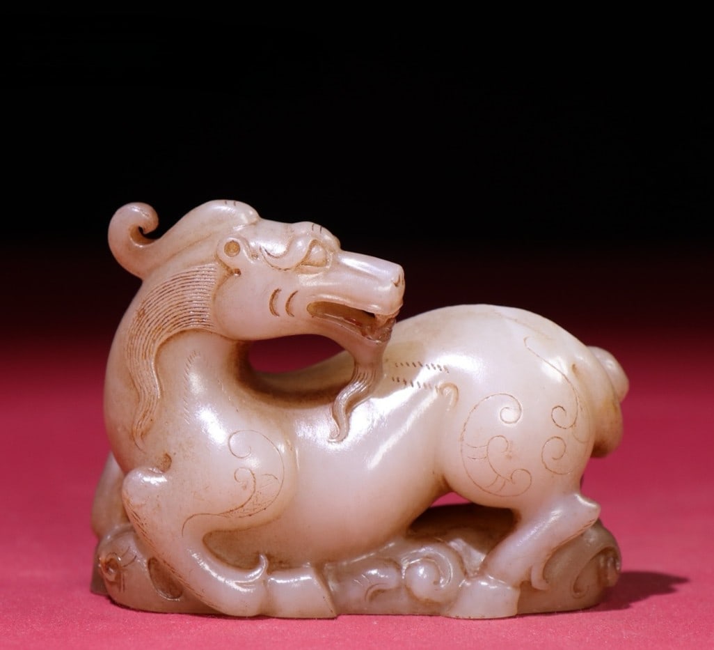 A small ornament of the white jade beast of the Han Dynasty (1 of 9)