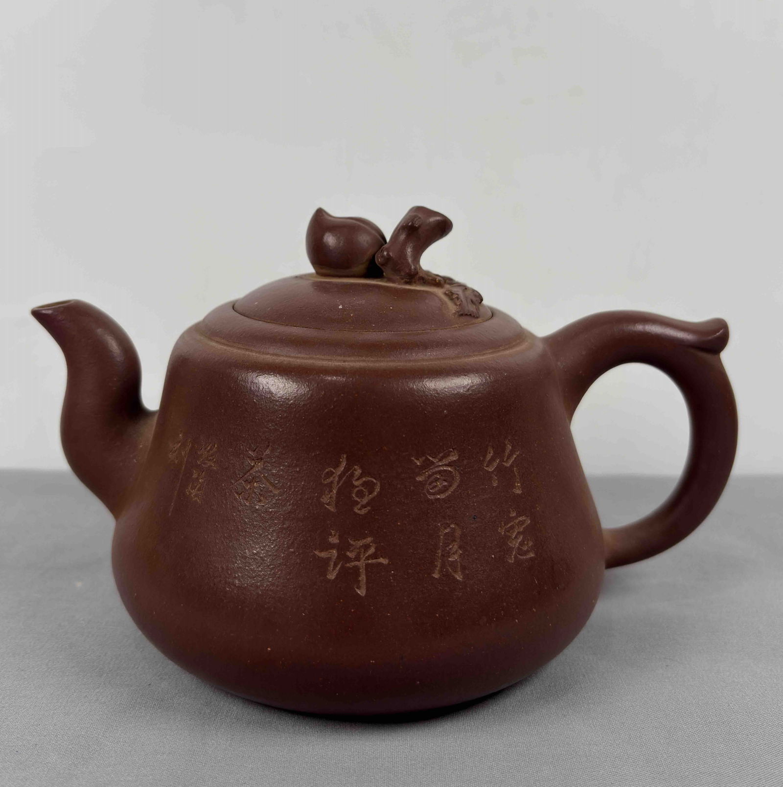 An Exquisite Purple Sands Flower Pattern Teapot: An Exquisite Purple Sands Flower Pattern Teapot Wu yun gen Size:10cmx10.5cm (The Dimensions Of All Batches Are Manually Measured.If You Need More Detailed Information, Please Contact Our Customer Serv