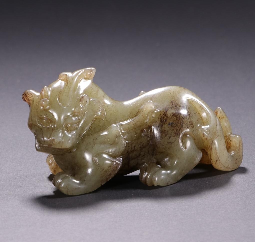 A Han Dynasty Hetian jade dragon ornament: Han Dynasty Hetian jade dragon ornament SIZE: L:7.5cm W:3cm H:3.8cm W:100g (The Dimensions Of All Batches Are Manually Measured.If You Need More Detailed Information, Please Contact Our Customer Servi