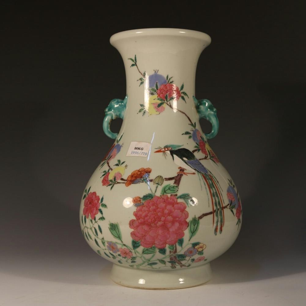 A Qing Dynasty Yongzheng pastel peony pomegranate amphora: Qing Dynasty Yongzheng pastel peony pomegranate amphora bottle skimming shoulder double beast ears slanted shoulder round belly painted peony pomegranate flower on the branch has been magpie a branch