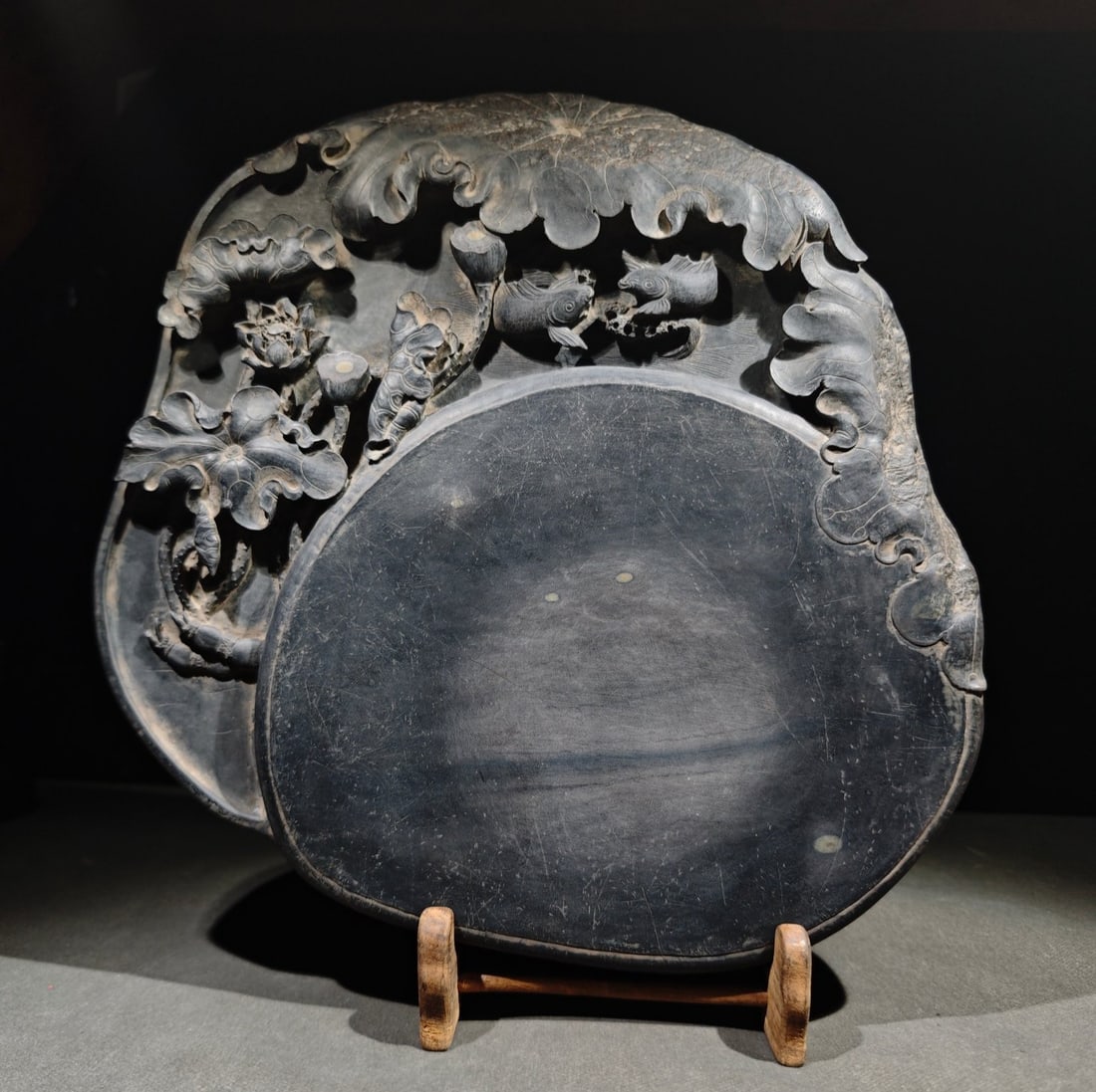 An Exquisite Flower Pattern Fish Pattern with poem Inkstone: An Exquisite Flower Pattern Fish Pattern with poem Inkstone Wang hui Size:31.5cmx30.5cmx4cm (The Dimensions Of All Batches Are Manually Measured.If You Need More Detailed Information, Please Contact O