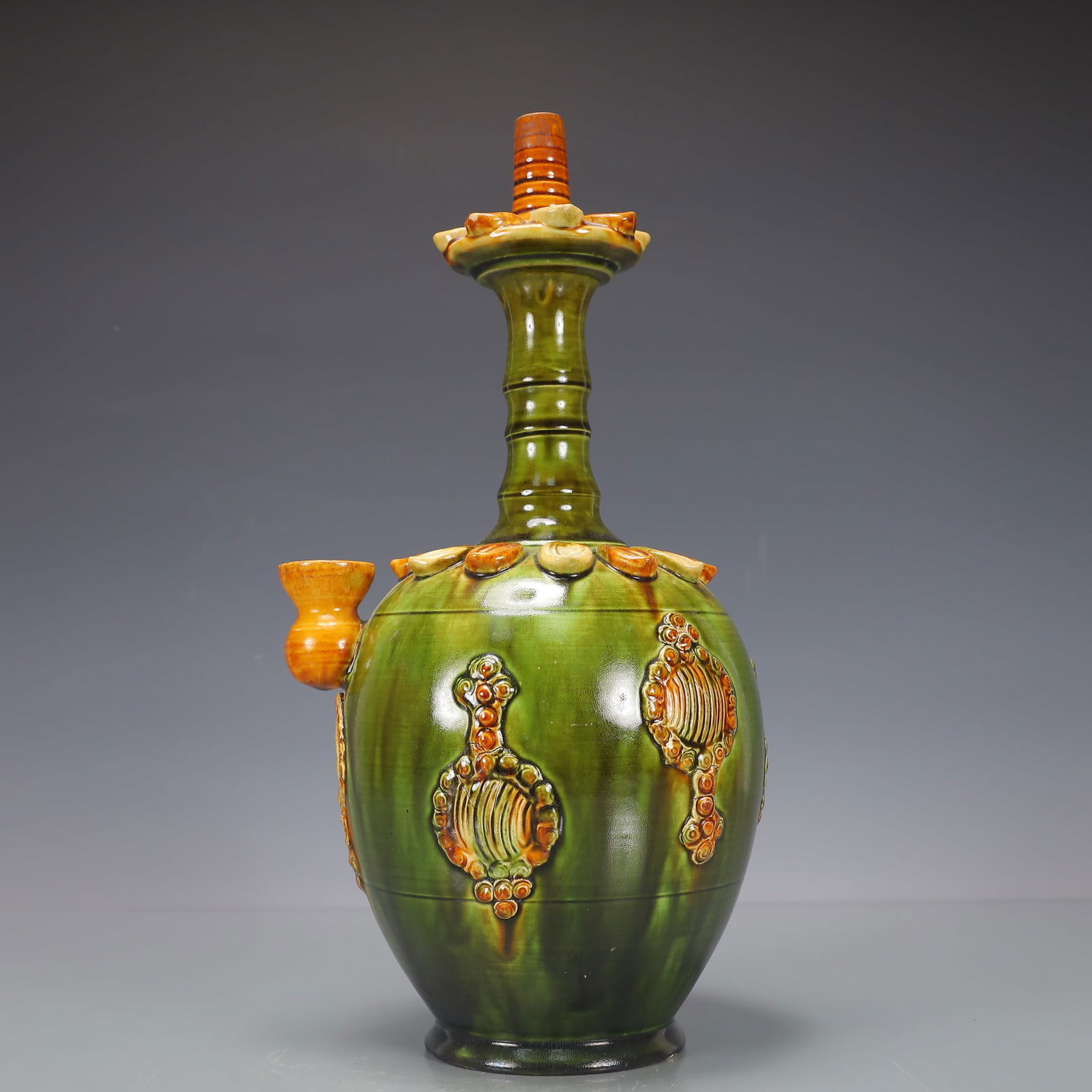 A Exquisite Trio-colored glazed pottery of the Tang Dynasty Flower Pattern Vase: A Exquisite Trio-colored glazed pottery of the Tang Dynasty Flower Pattern Vase Tang Dynasty, China Size:19cmx18cmx26cm Weight:1500g (The Dimensions Of All Batches Are Manually Measured.If You Need Mo