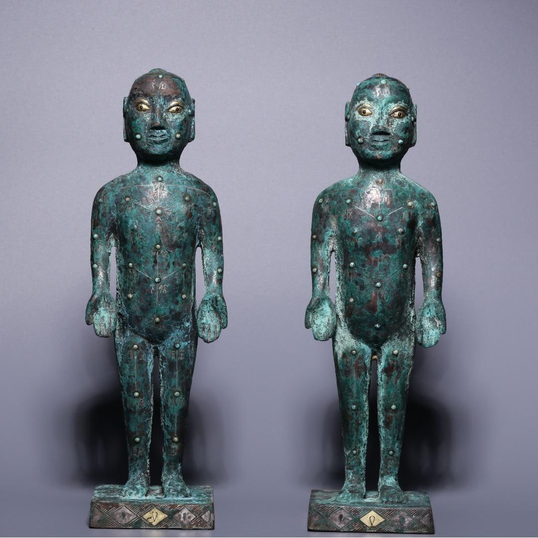 A pair of bronze inlaid gold and silver turquoise figurines before the Ming Dynasty: Before the Ming Dynasty, a pair of bronze incorrectly gold and silver inlaid turquoise figurines SIZE: H:27cm L:7cm W:7.2cm W:3166g (The Dimensions Of All Batches Are Manually Measured.If You Need Mor