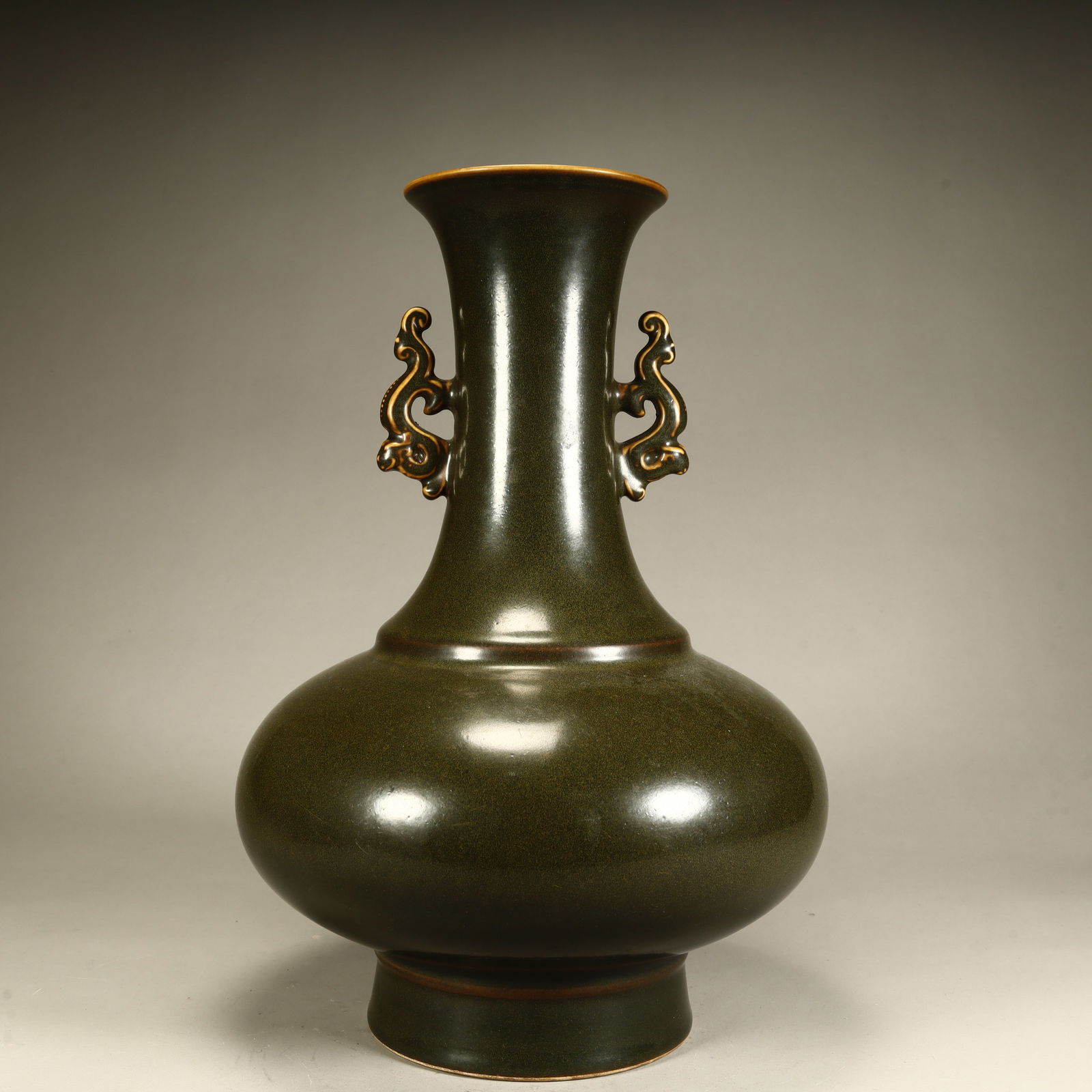A Qing Dynasty tea powder glazed amphora pattern bottle: Qing Dynasty tea powder glazed amphora pattern bottle SIZE: H:32cm L:22cm W:22cm W:2.9kg (The Dimensions Of All Batches Are Manually Measured.If You Need More Detailed Information, Please Contact Our