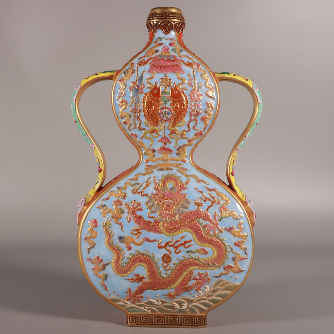 A Qing Dynasty Qianlong enamel colorful blue dropped gold-painted dragon pattern amphora bottle: Qing Dynasty Qianlong enamel colorful blue dropped gold-painted dragon pattern amphora gourd bottle SIZE: H:32cm BellyD:18cm (The Dimensions Of All Batches Are Manually Measured.If You Need More Detai