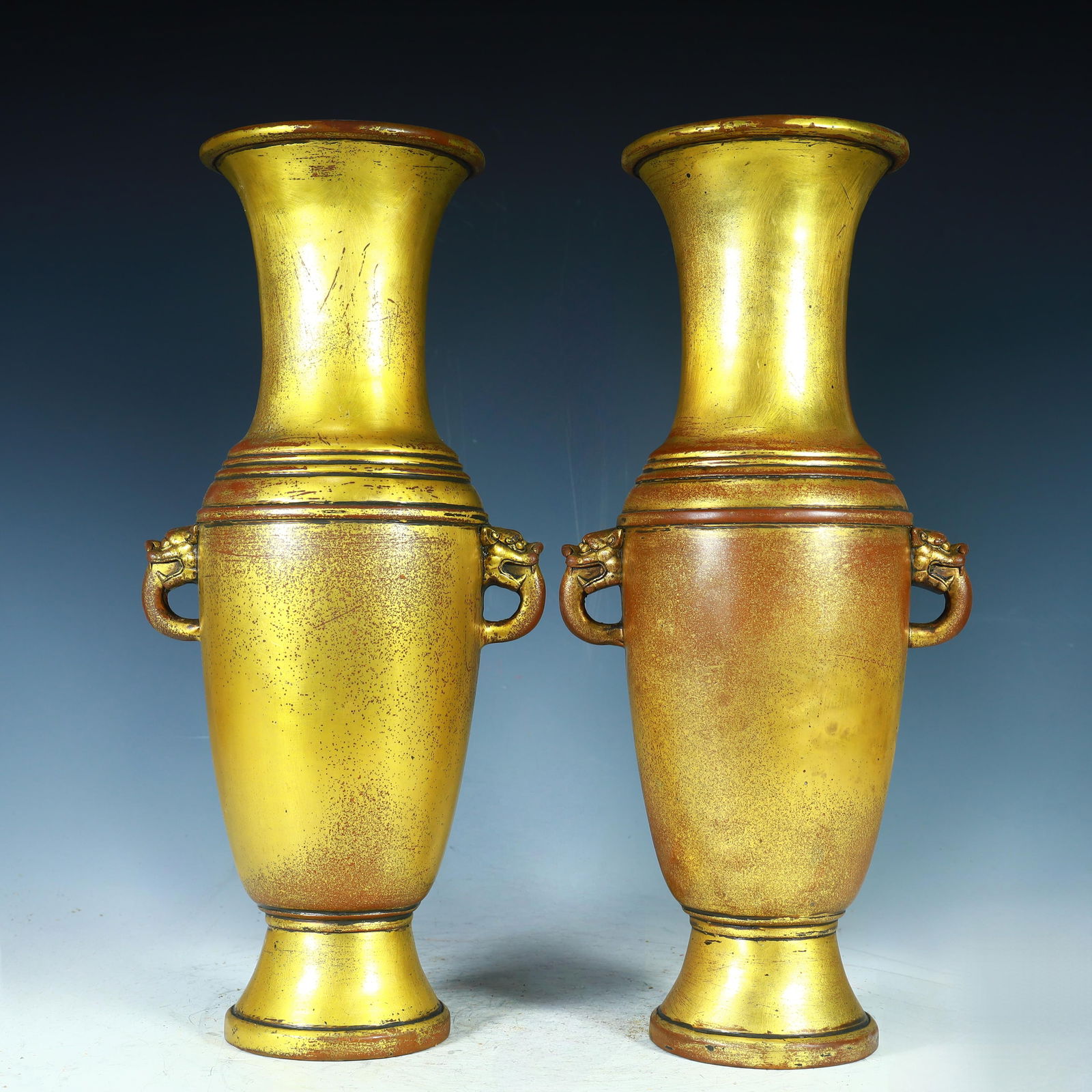 A pair of copper-gilt vases from the Qing Dynasty: A pair of copper gilt vases from the Qing Dynasty SIZE: H:38.6cm W:12.5cm W:2.9kg /3.1kg (The Dimensions Of All Batches Are Manually Measured.If You Need More Detailed Information, Please Contact Our
