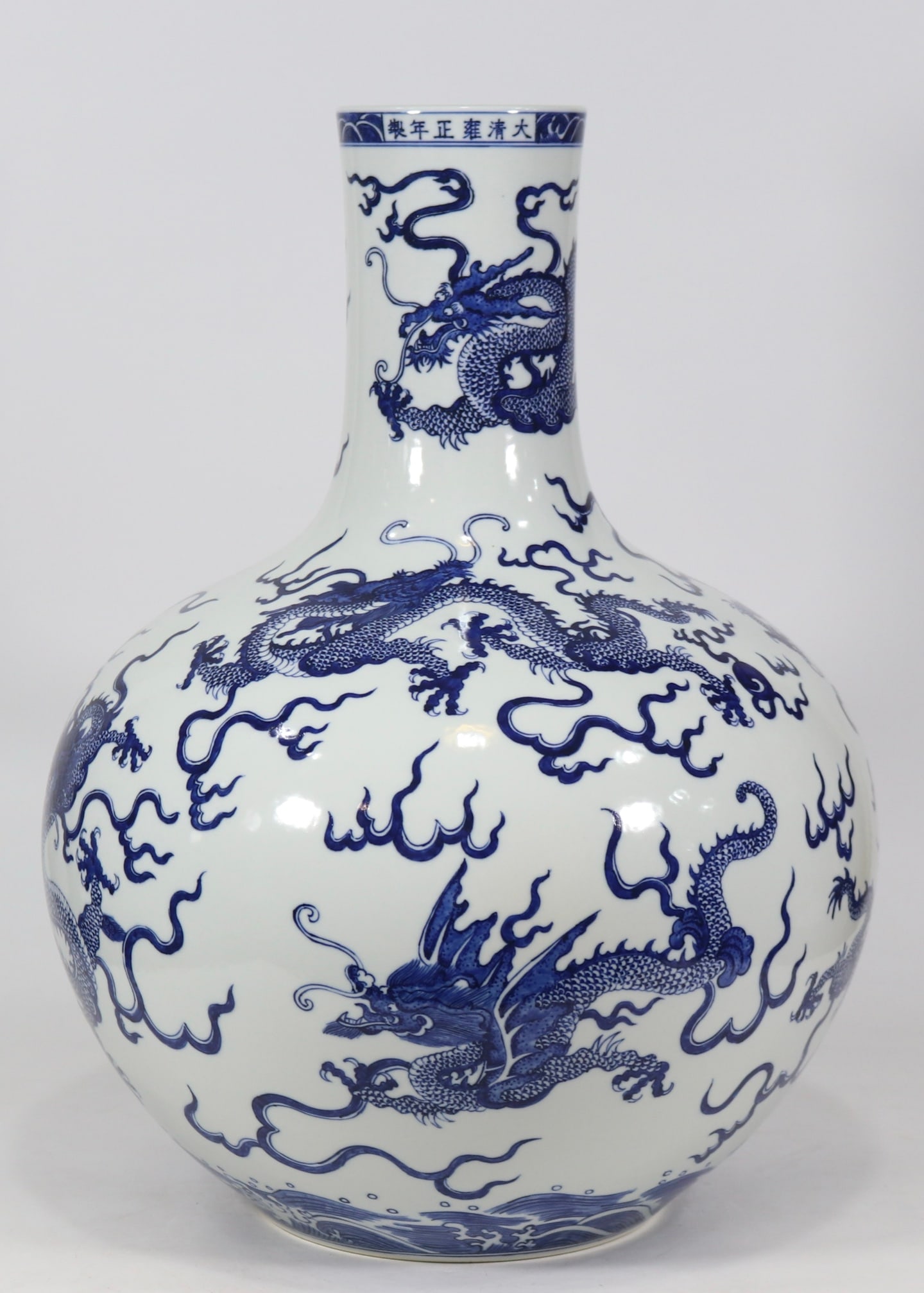 A blue and white nine-dragon pattern celestial ball vase made in the Yongzheng era of the Qing: Qing Dynasty Yongzheng year blue and white nine-dragon pattern heavenly ball vase SIZE: H: 51cm Belly W: 36cm (The Dimensions Of All Batches Are Manually Measured.If You Need More Detailed Information