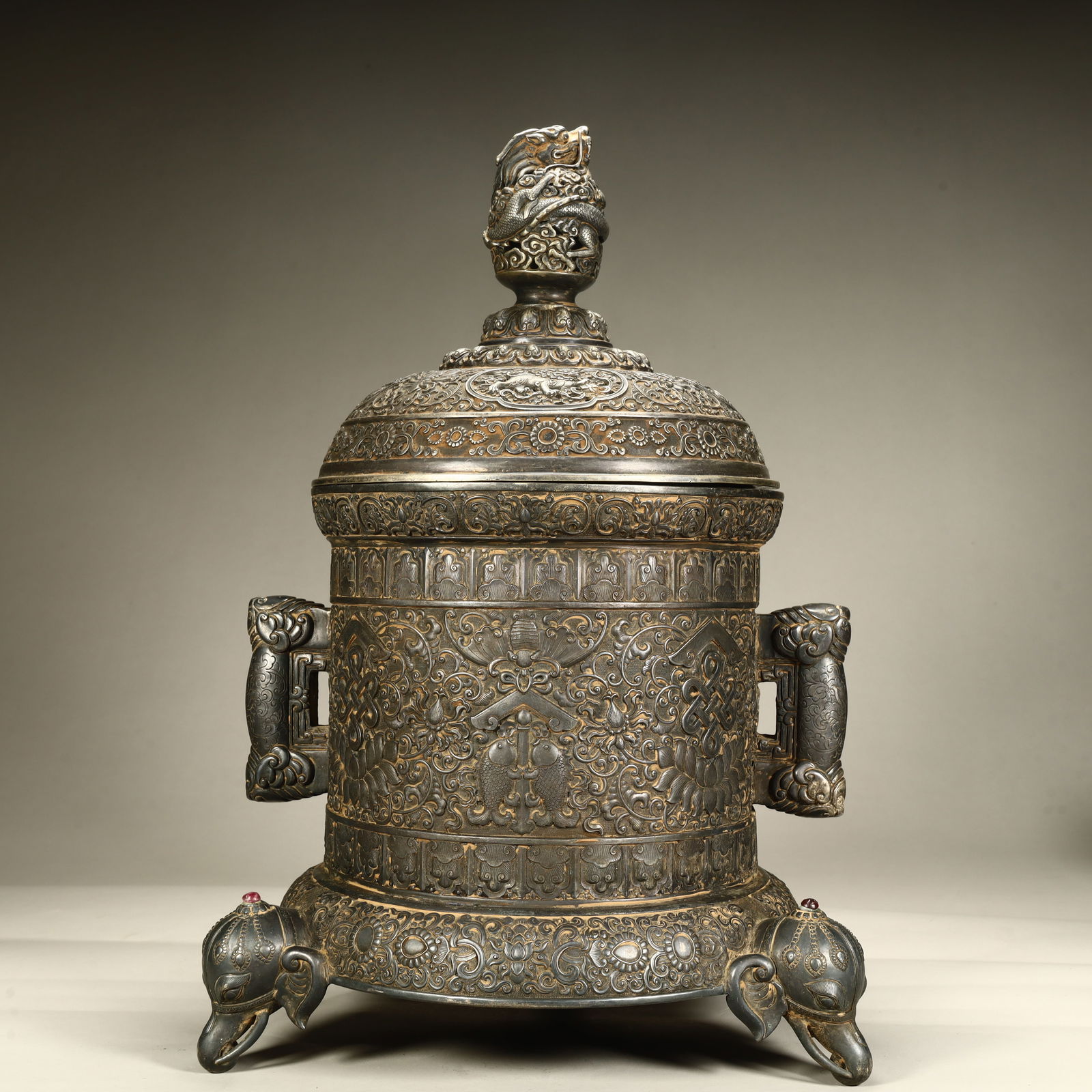 A silver-inlaid treasure elephant foot amphora jar of the Qing Dynasty: Qing Dynasty silver-inlaid treasure elephant foot amphora lid jar SIZE: H:38cm L:26.5cm W:26.5cm W:5.7kg (The Dimensions Of All Batches Are Manually Measured.If You Need More Detailed Information, Ple