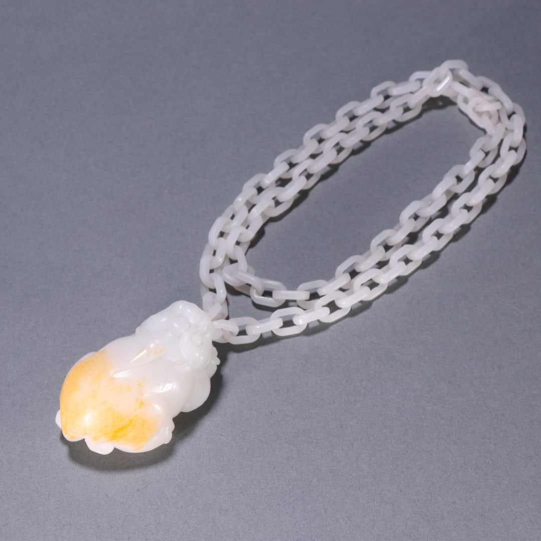 A Qing Dynasty Hetian jade seed material Pixiu necklace (1 of 9)