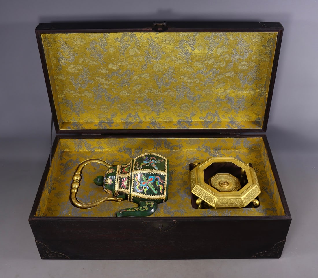 A Set of Fine Jasper Cover with Gold Inlaid Gems Eight Treasures Pattern Teapot: A Set of Fine Jasper Cover with Gold Inlaid Gems Eight Treasures Pattern Teapot Qing Dynasty, China Qianlong Four-character Mark Size:31.5cmx9.5cmx18cm Size:23cmx18cmx13cm Weight:2450g (The Dimensions