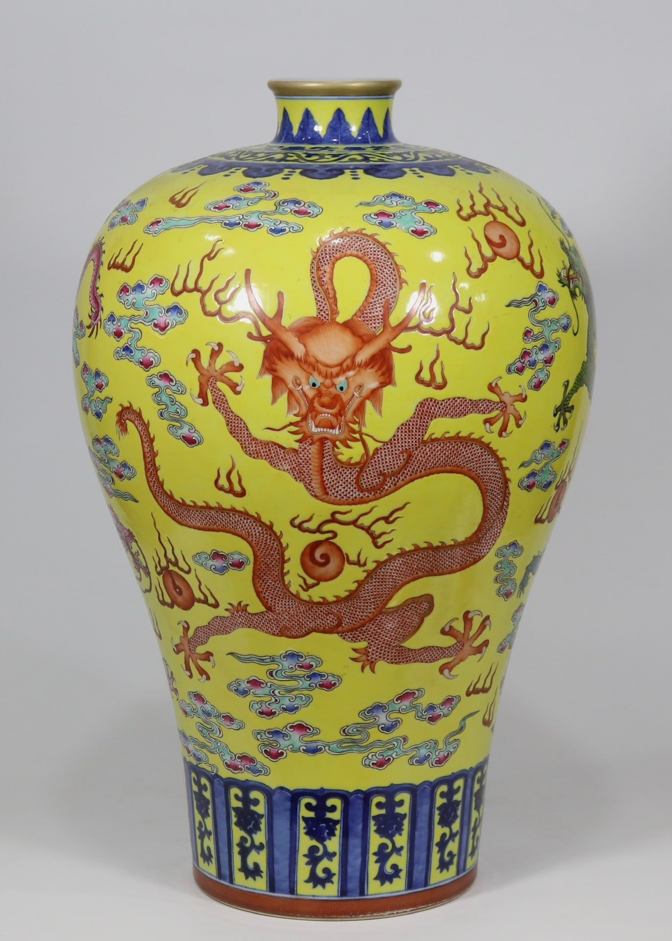 An Exquisite Famille-Rose Blue and White Dragon Pattern Auspicious Cloud Pattern Vase (1 of 9)