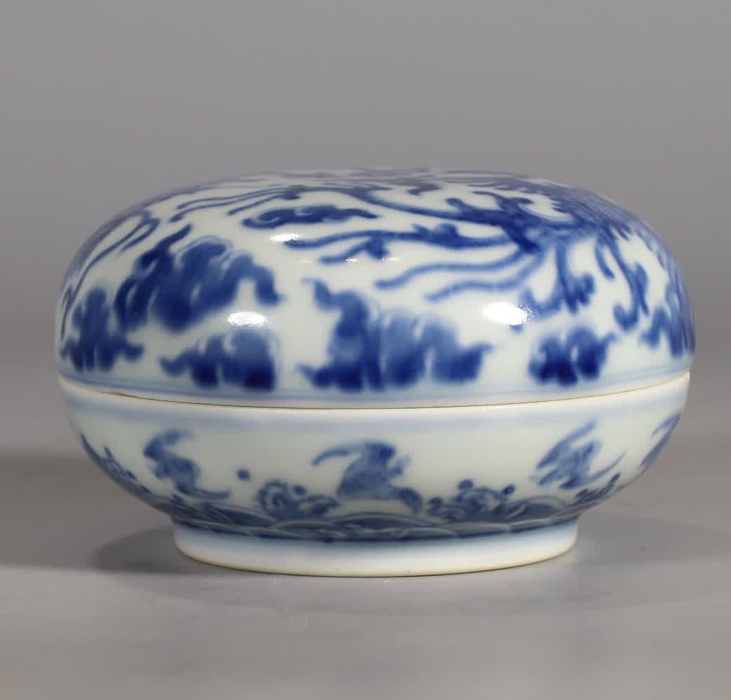 A blue and white dragon and phoenix presents an auspicious incense box (1 of 9)