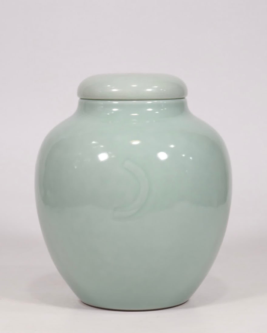 A Qing Dynasty Qianlong year powdered celadon glaze crescent jar: Qing Dynasty Qianlong year powdered celadon crescent jar SIZE: H: 21cm Belly W: 17cm (The Dimensions Of All Batches Are Manually Measured.If You Need More Detailed Information, Please Contact Our Cust