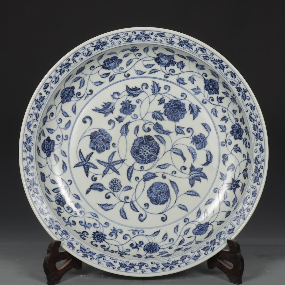 A Ming Dynasty Yongle blue and white entwined flower pattern plate (1 of 9)