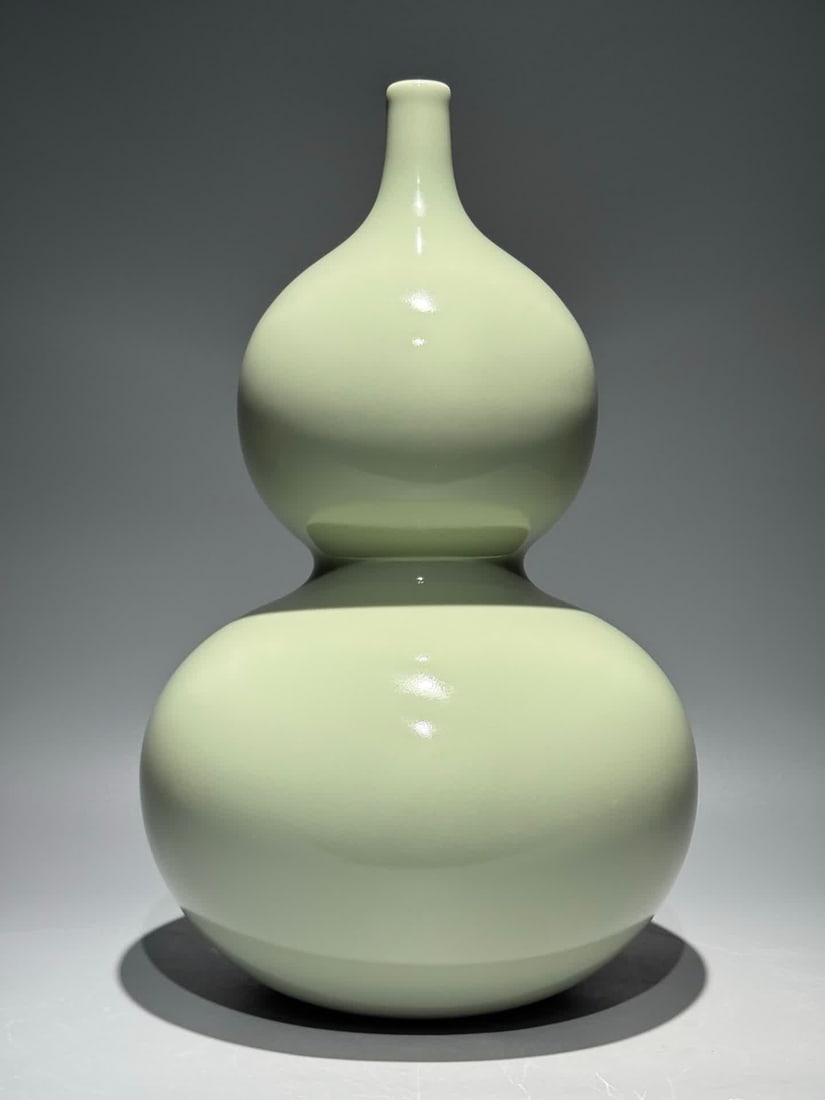 A Qing Dynasty Yongzheng bean green glazed gourd bottle: Qing Dynasty Yongzheng bean celadon gourd bottle SIZE: H:37.5cm W:23cm (The Dimensions Of All Batches Are Manually Measured.If You Need More Detailed Information, Please Contact Our Customer Service B