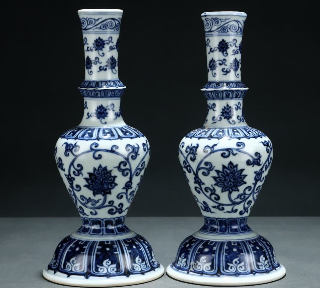 A Ming Dynasty Yongle blue and white intertwined candlestick: Ming Dynasty Yongle blue and white intertwined candlestick SIZE: H: 30cm Abdominal diameter: 14cm (The Dimensions Of All Batches Are Manually Measured.If You Need More Detailed Information, Please Con