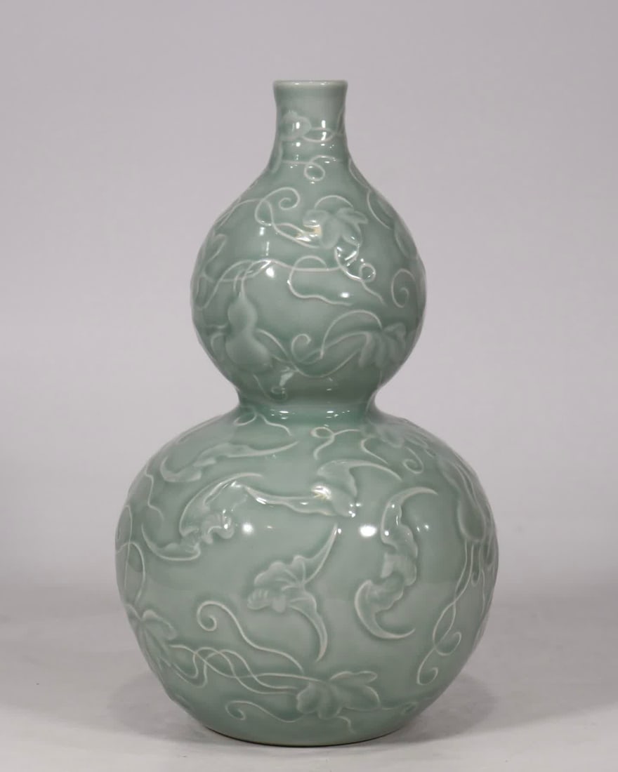 A Qing Dynasty Qianlong bean celadon carved gourd bat gourd bottle: Qing Dynasty Qianlong year bean celadon carved gourd bat gourd bottle SIZE: H: 29.2cm Belly W: 16cm (The Dimensions Of All Batches Are Manually Measured.If You Need More Detailed Information, Please C