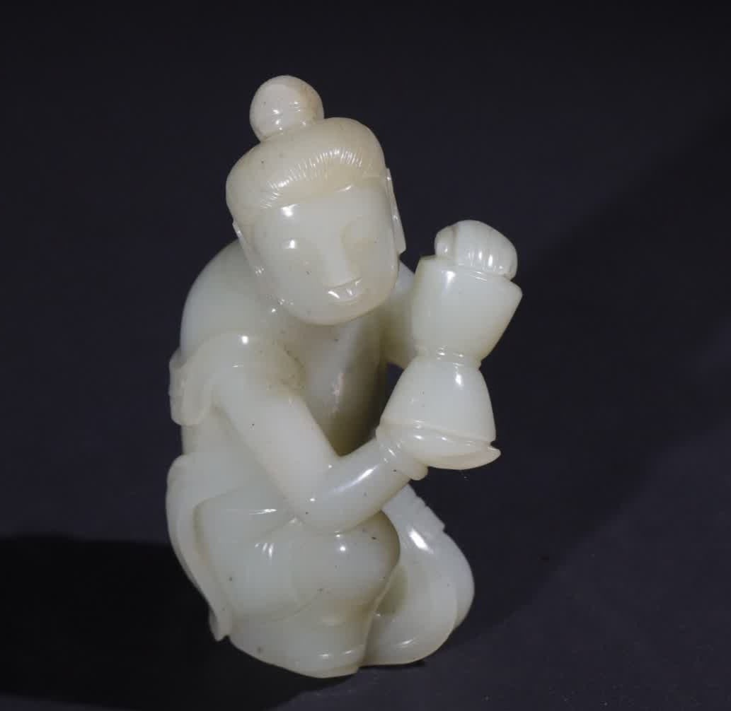 A Qing Dynasty blue and white jade musician holding a drum ornament: Qing Dynasty blue and white jade musicians holding drum ornaments SIZE: H:10.5cm W:5.8cm T:5.6cm (The Dimensions Of All Batches Are Manually Measured.If You Need More Detailed Information, Please Cont