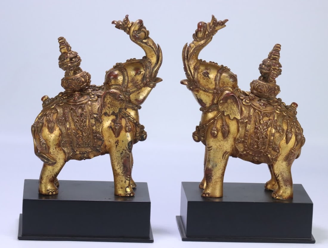 A pair of Qing Dynasty copper gilt Taiping Elephant ornaments: A pair of Qing Dynasty copper gilt Taiping elephant ornaments SIZE: 24.2x9.0x17.7cm (The Dimensions Of All Batches Are Manually Measured.If You Need More Detailed Information, Please Contact Our Custo