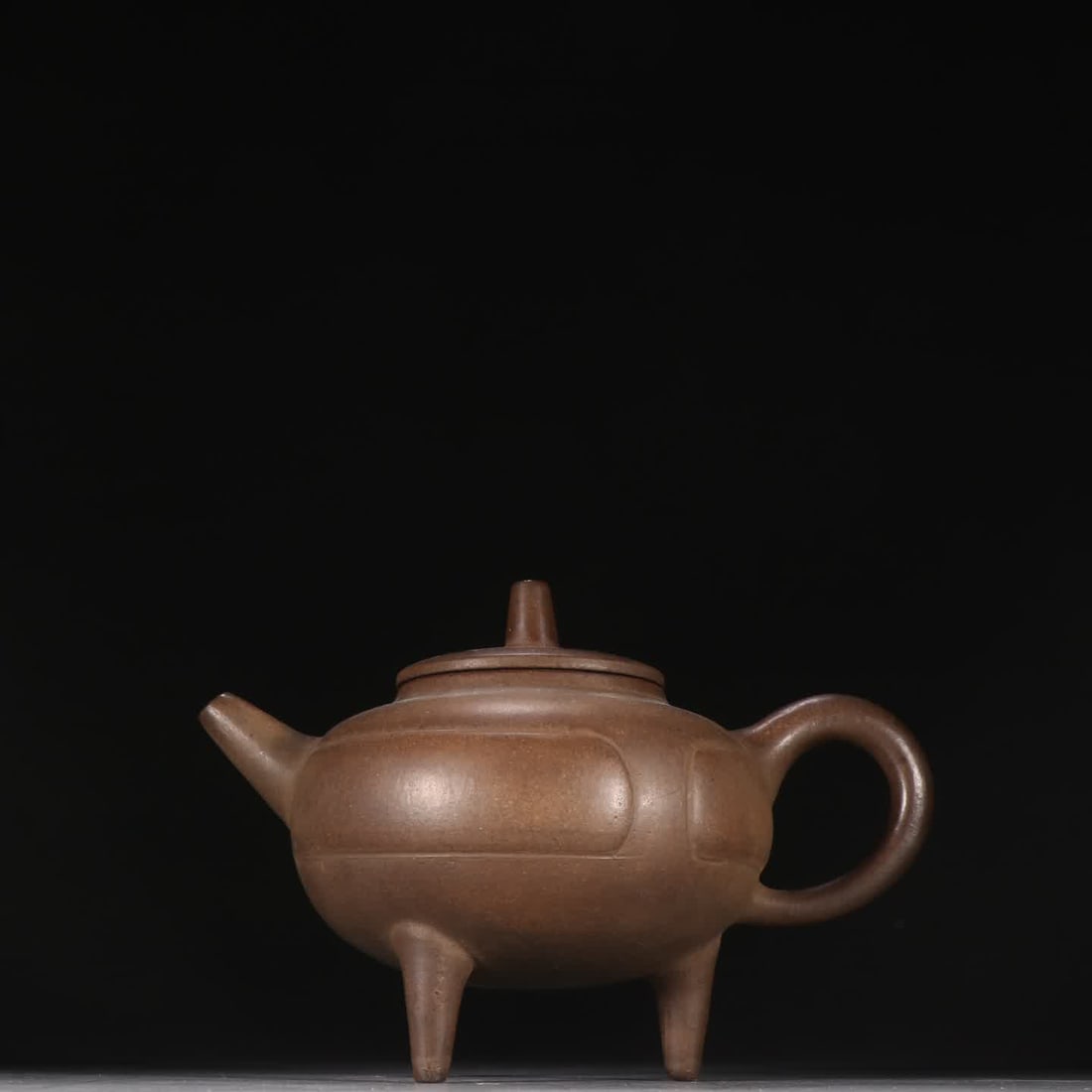 A Ming Dynasty Shipeng three-legged pot (1 of 9)