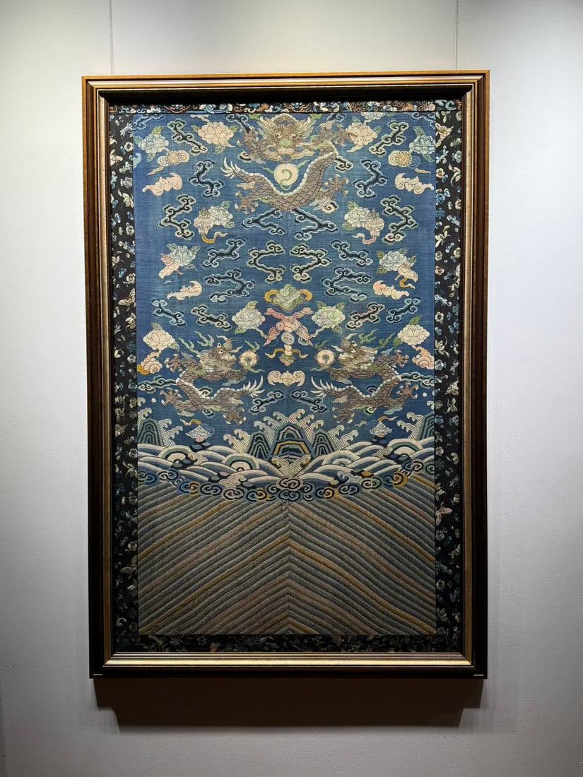 A Qing Dynasty robe with silk dragon pattern (1 of 7)