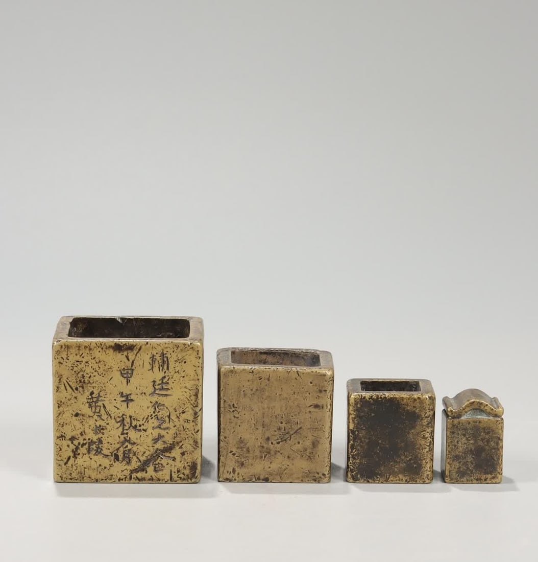 A Qing Dynasty brass seal engraved Huang Shiling style seal: Qing Dynasty brass seal engraving Huang Shiling style seal SIZE: H:7.5cm W:4.7cm W:1000g (The Dimensions Of All Batches Are Manually Measured.If You Need More Detailed Information, Please Contact Our