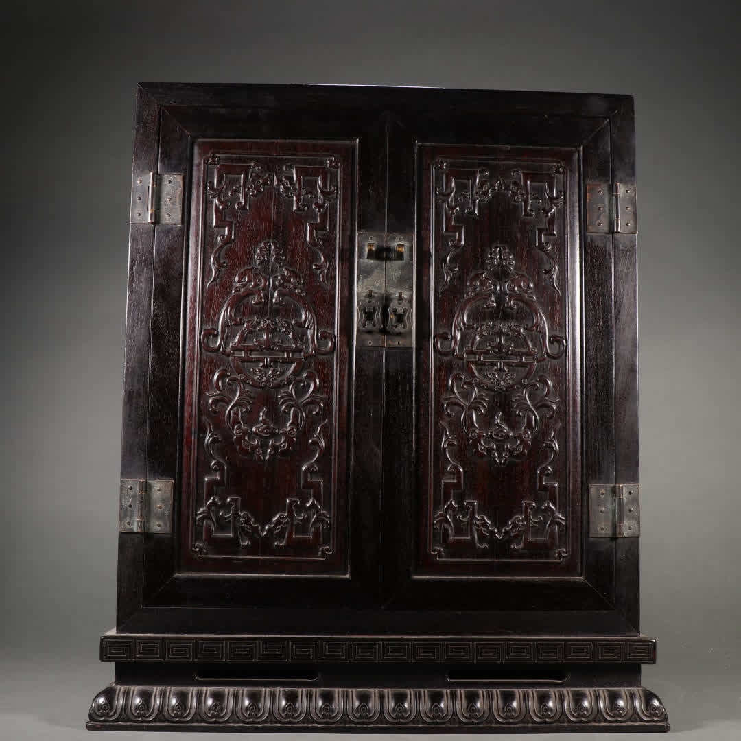 A Qing Dynasty rosewood dragon pattern cabinet (1 of 9)