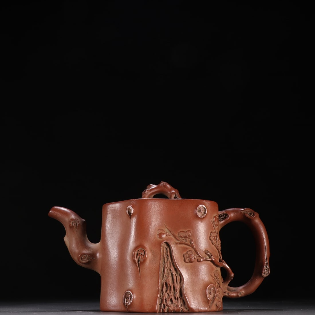 An Exquisite Purple Sands Flower Pattern Teapot: An Exquisite Purple Sands Flower Pattern Teapot Wu yun gen Size:10.6cmx18.7cm (The Dimensions Of All Batches Are Manually Measured.If You Need More Detailed Information, Please Contact Our Customer Se