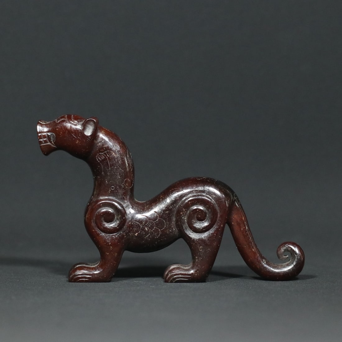 An Exquisite White Jade Tiger Ornament: An Exquisite White Jade Tiger Ornament Han Dynasty, China Size:11.5cmx2cmx7.1cm Weight:134g (The Dimensions Of All Batches Are Manually Measured.If You Need More Detailed Information, Please Contact O