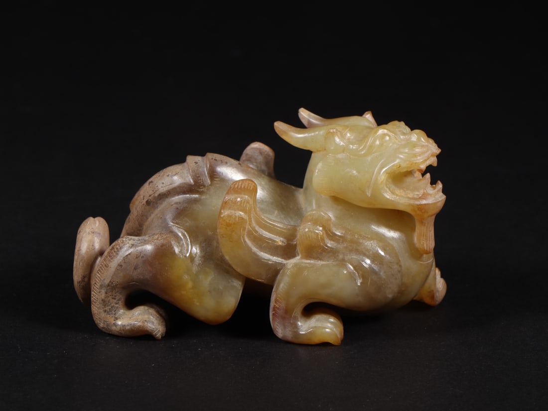 An Exquisite White Jade Auspicious Beast Ornament (1 of 9)