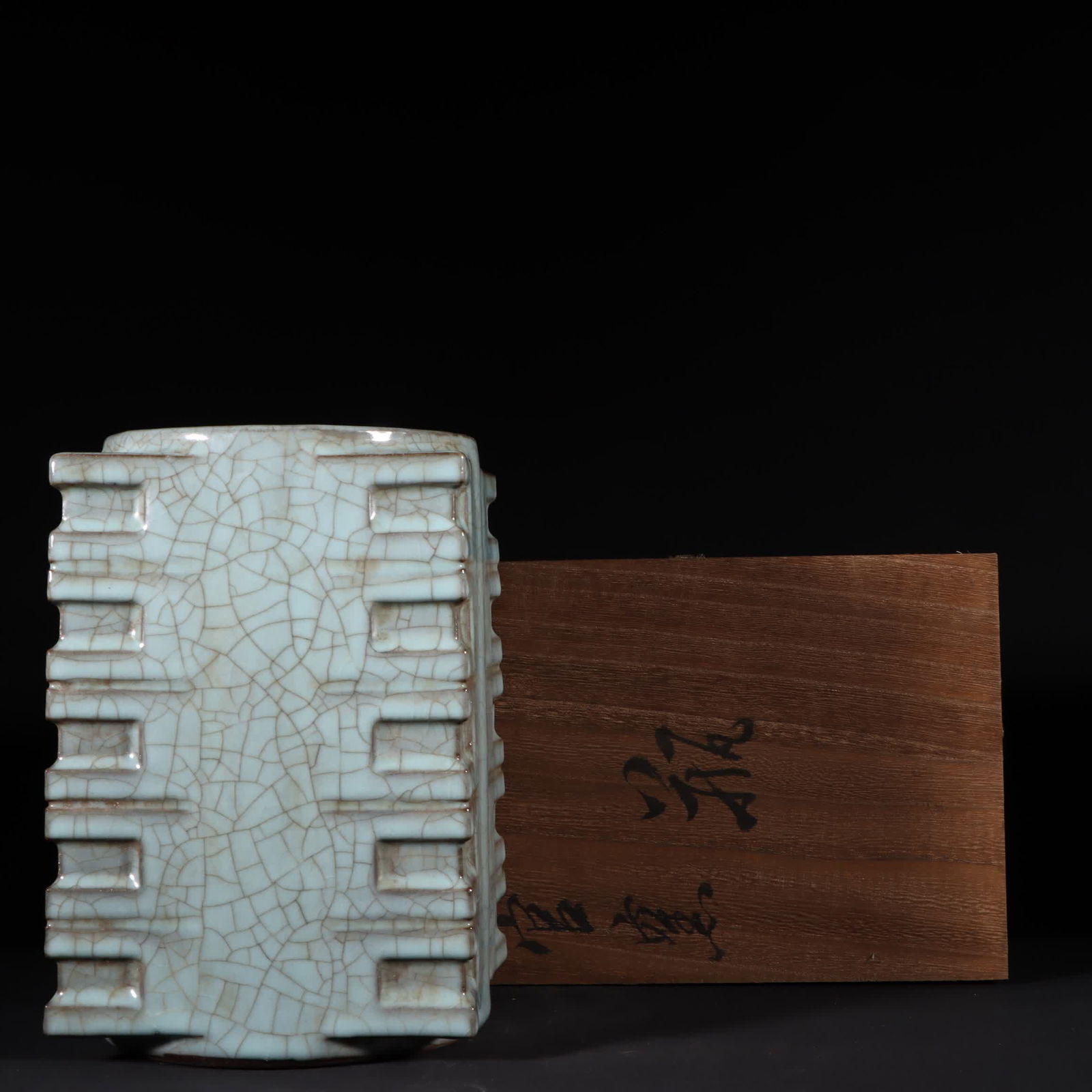 A Song Dynasty official kiln celadon cong-style bottle: Song Dynasty official kiln celadon cong-style bottle SIZE: H:22.3cm W:15cm