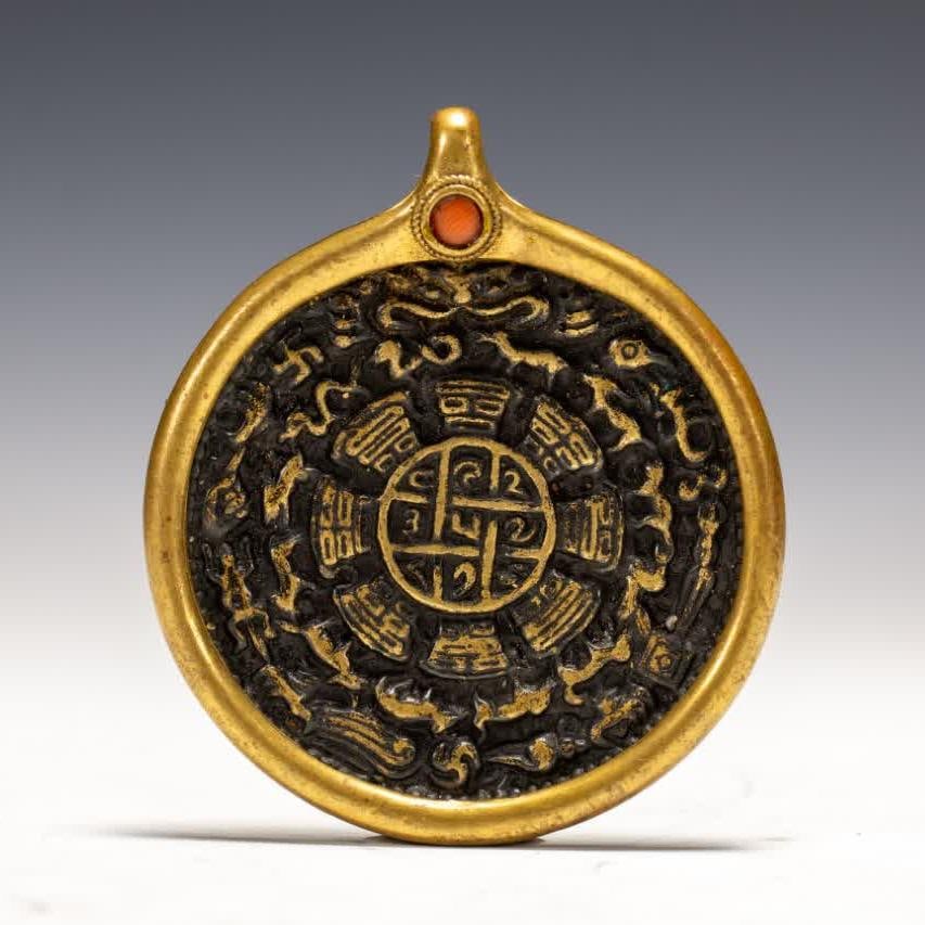 A Qing Dynasty Tibetan copper gilt gold medal: Qing Dynasty Tibetan bronze gilt gold medal SIZE: L:6cm W:6cm W:50g