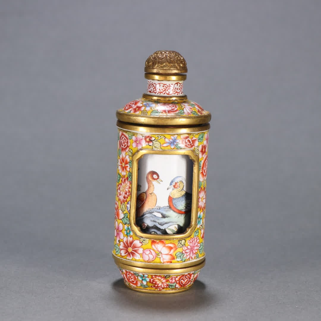 A piece of Qing Dynasty copper gilt painting enamel window opening flower and bird pattern turning: Qing Dynasty copper gilt painting enamel window opening flower and bird pattern turning heart snuff bottle SIZE: H:8.7cm W:3.4cm W:190g