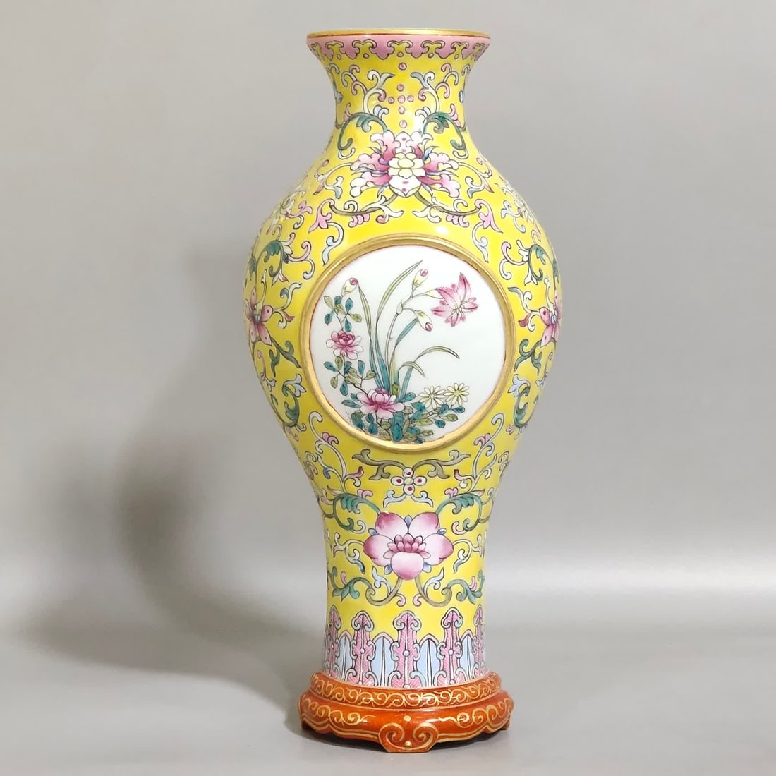 A Qing Dynasty Qianlong yellow floor window flower wall bottle: Qing Dynasty Qianlong yellow ground window flower wall bottle SIZE: H:19cm D:8.5cm