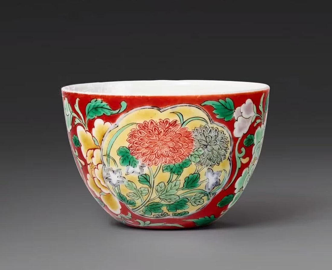 A pair of Qing Yongzheng enamel coral red window floral pattern chicken tank cups: Qing Yongzheng enamel coral red window floral pattern chicken tank cup SIZE: H:5cm MouthD:7cm