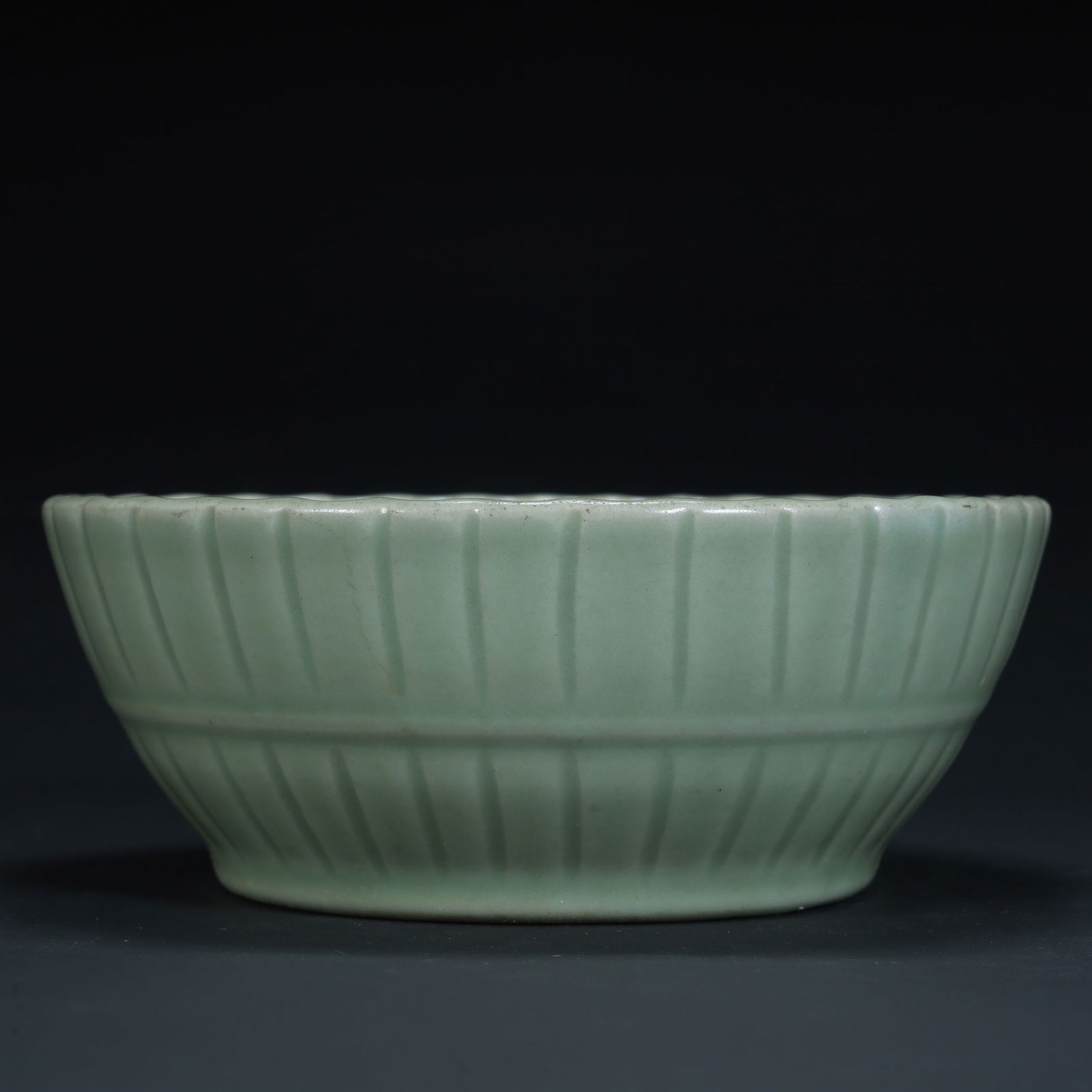 Qing Dynasty Longquan kiln powder celadon chrysanthemum petal washing: Qing Dynasty Longquan kiln powder celadon chrysanthemum petal washing SIZE: Height 6cm Length 15.5cm Width 15.5cm Weight 536.8g