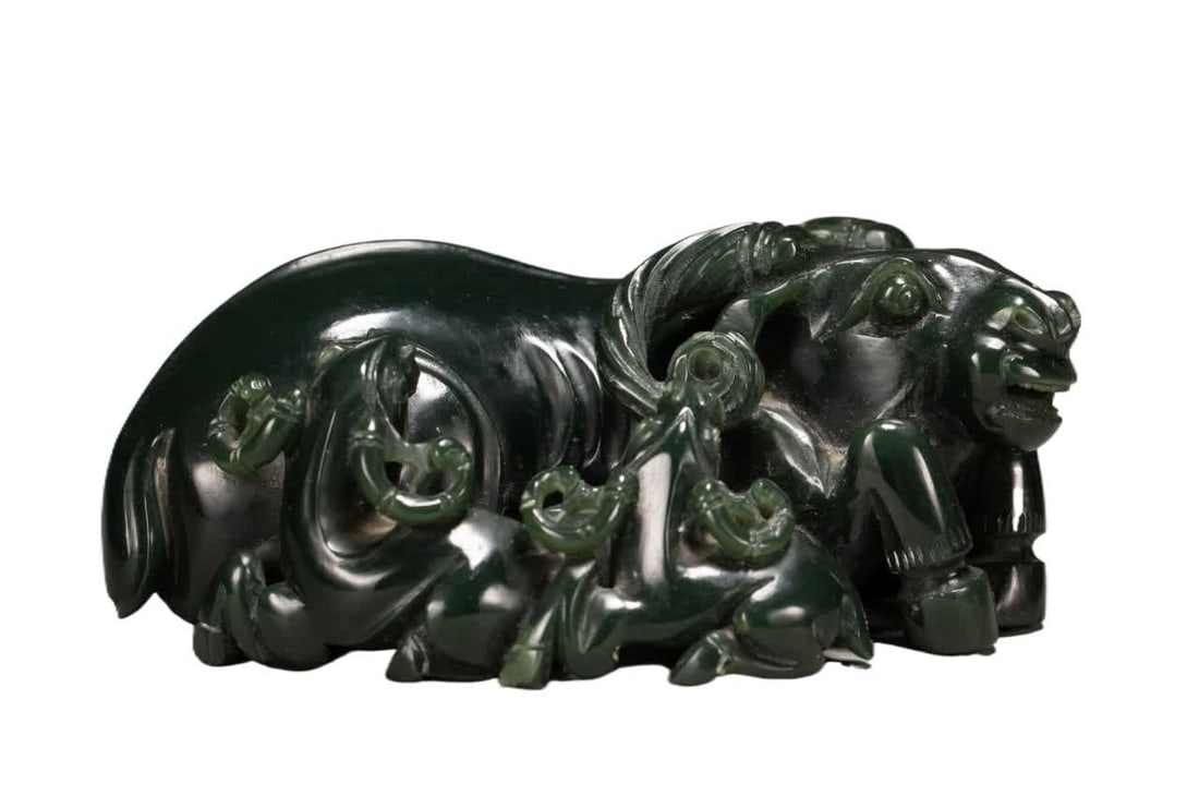 A Qing Dynasty jasper beast: Qing Dynasty jasper beast SIZE: L:10.5cm W:6.5cm H:4cm W:300g
