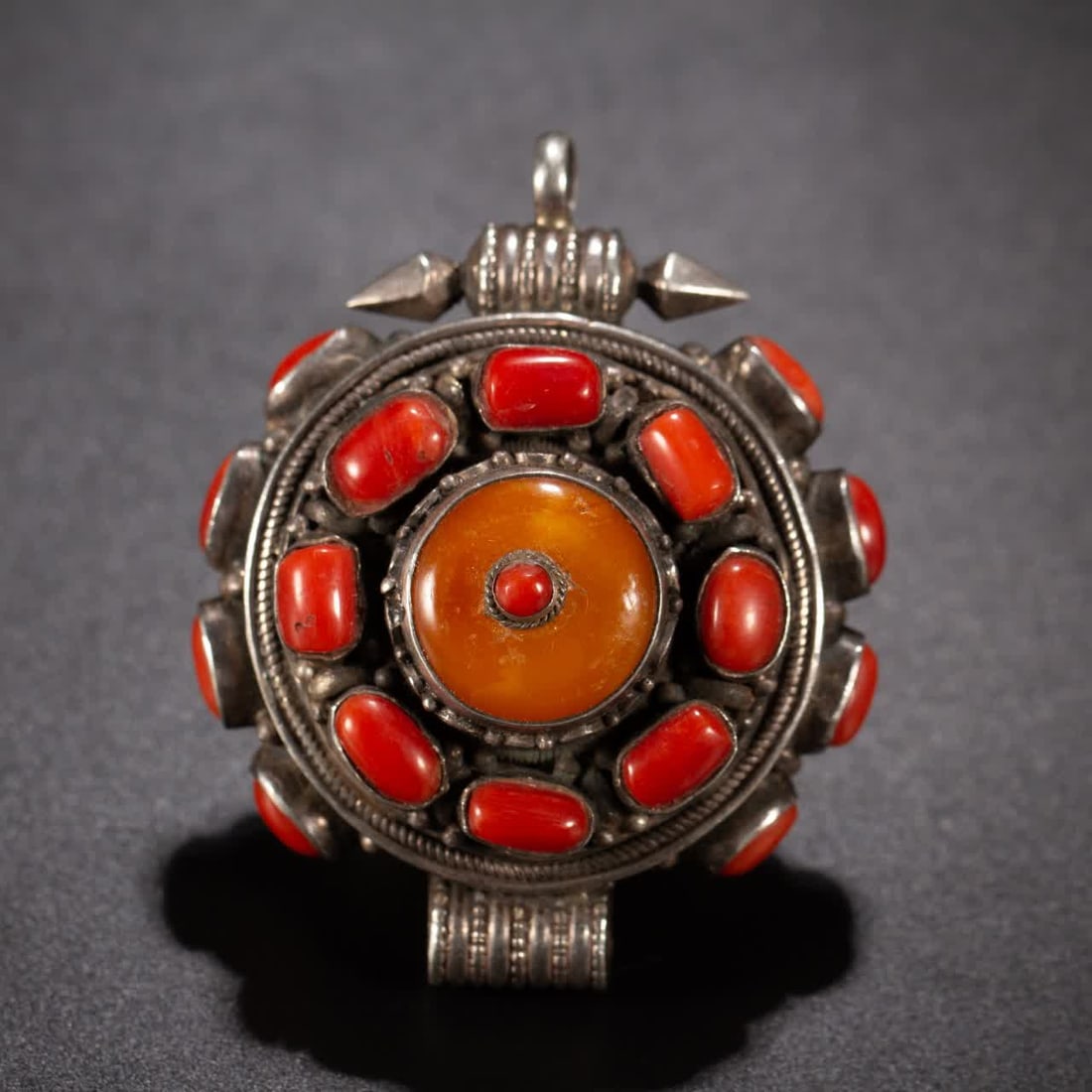 A Qing Dynasty treasure inlay magic vessel (1 of 6)