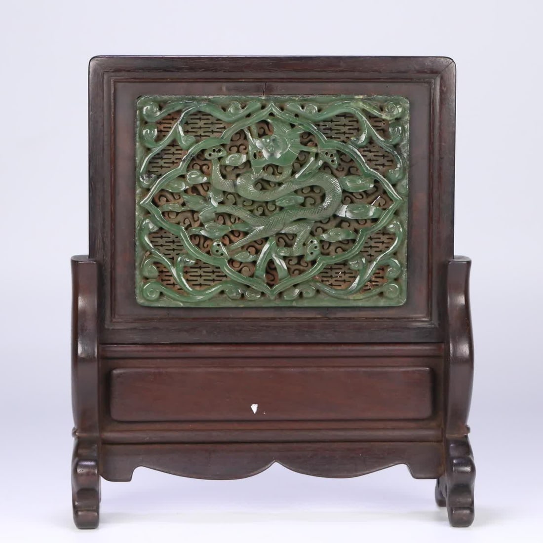 A Qing Dynasty rosewood frame jasper dragon pattern insert: Qing Dynasty rosewood frame jasper dragon pattern insert SIZE: 18.5x21.5x6.7cm W:512.4g