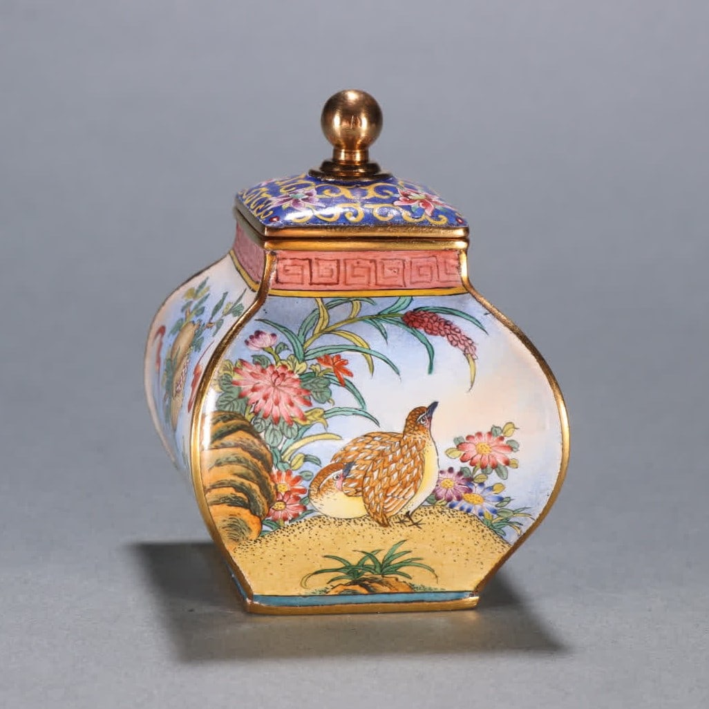 A Qing Dynasty copper tire painting enamel flower and fruit pattern lid jar: Qing Dynasty copper tire painting enamel flower and fruit pattern lid jar SIZE: H:8cm W:5.9cm W:181.1g (The Dimensions Of All Batches Are Manually Measured.If You Need More Detailed Information, Pleas