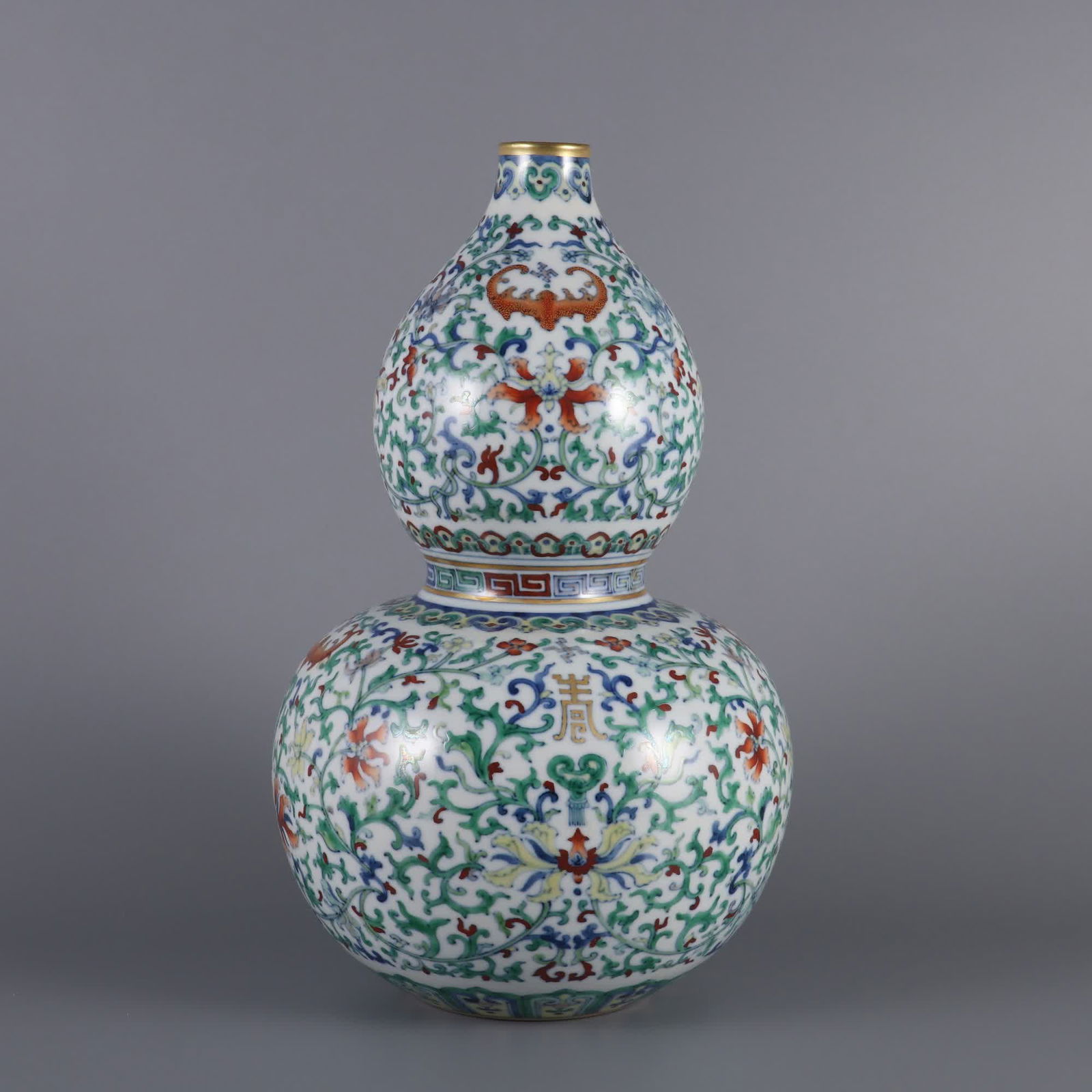 A gourd bottle made in the Qianlong period of the Qing Dynasty (1 of 9)