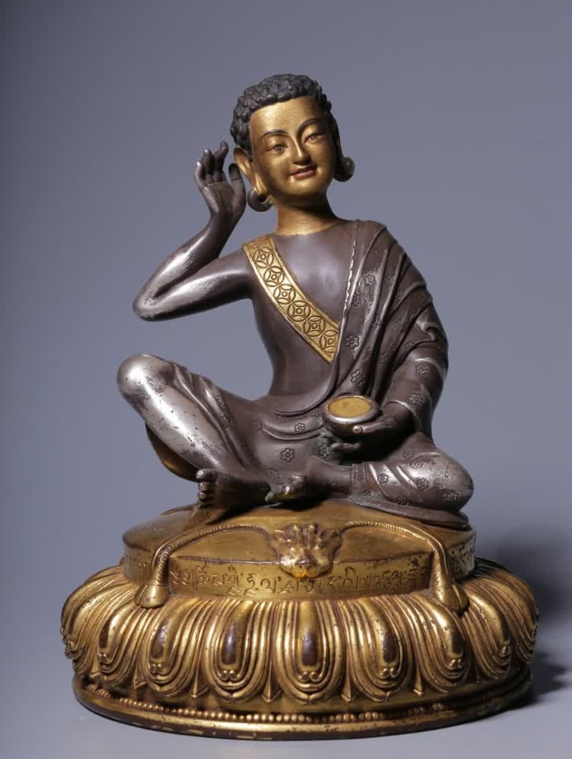 A seated statue of Milarepa in copper-gilt silver clay in the Qing Dynasty: Qing Dynasty copper gilt silver clay gold-faced Milarepa seated statue SIZE: H: 15cm Diameter 12cm W: 840g (The Dimensions Of All Batches Are Manually Measured.If You Need More Detailed Information, P