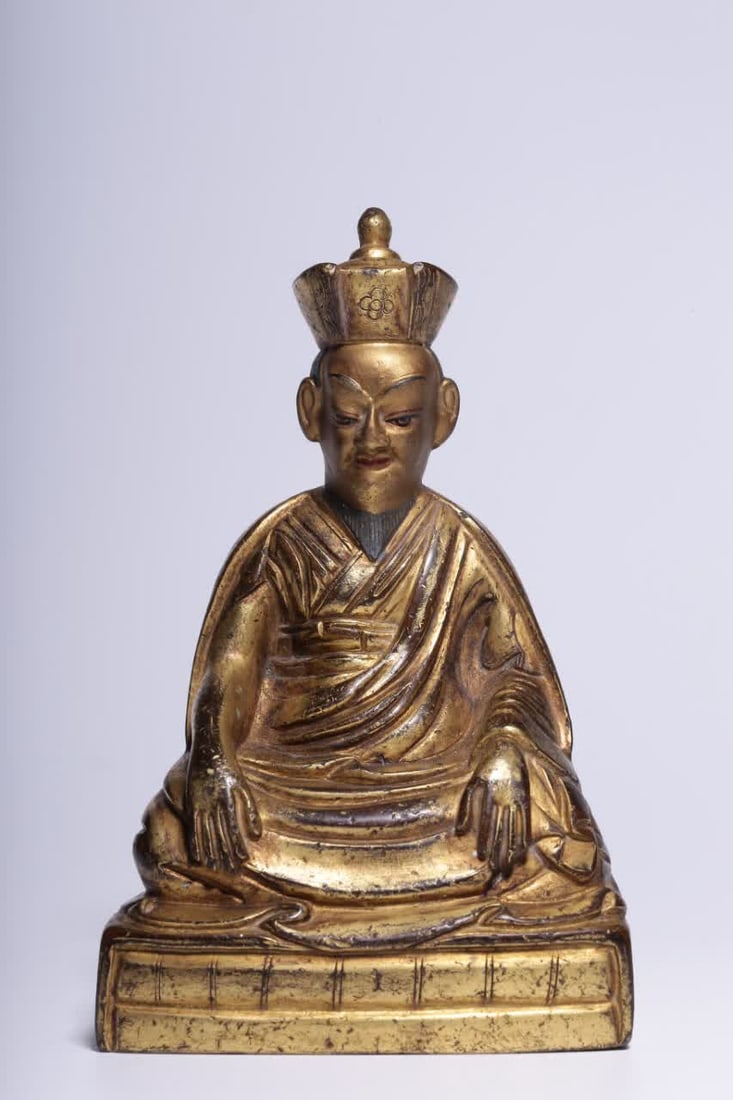 A seated statue of Karmapashi in copper gilt from the Qing Dynasty: Qing Dynasty copper gilt Karma Bashi seated statue SIZE: H:11.5cm L:7.5cm W:6cm W:471g (The Dimensions Of All Batches Are Manually Measured.If You Need More Detailed Information, Please Contact Our Cu